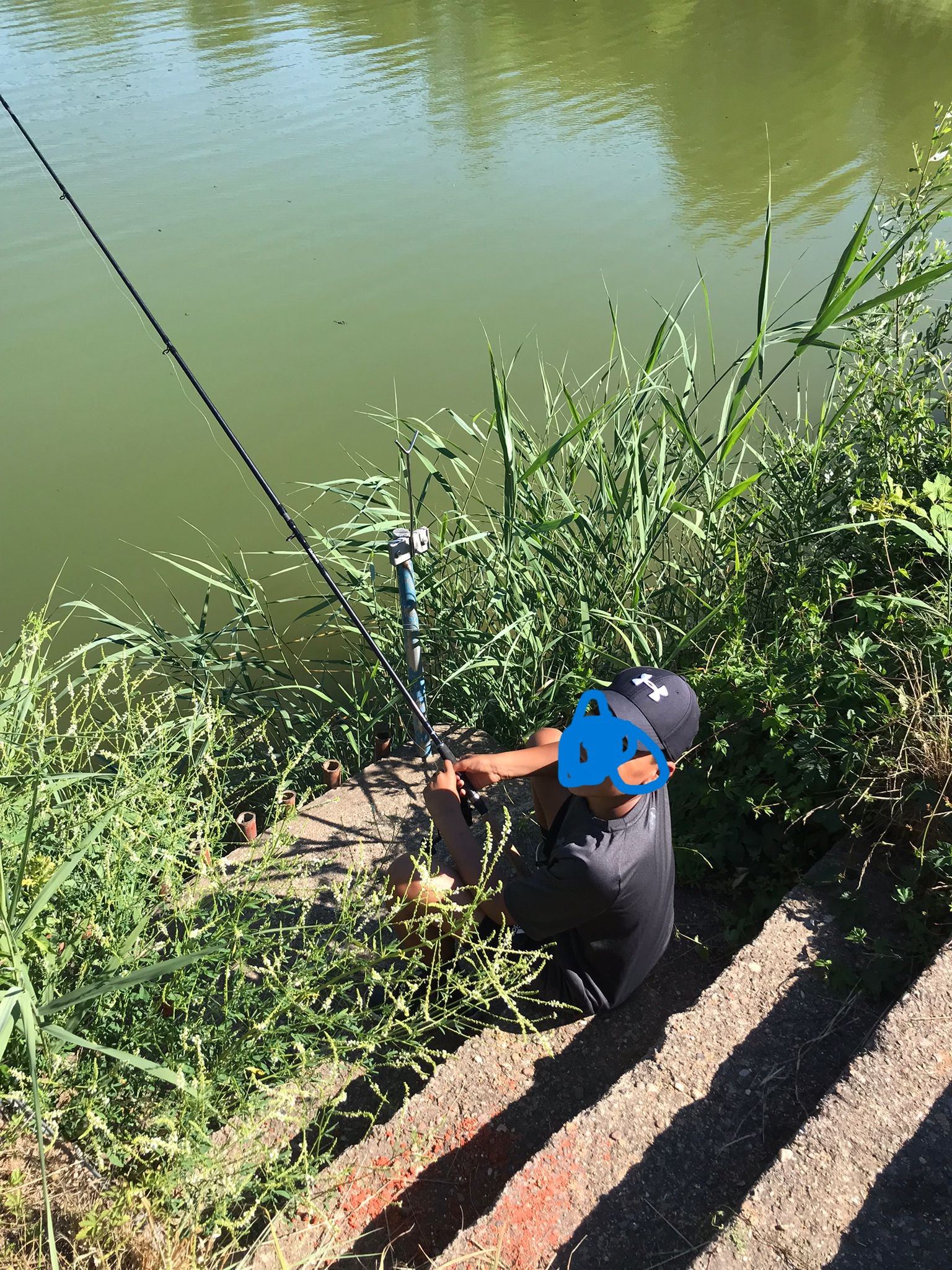 Jugendliche gemeinsam am See